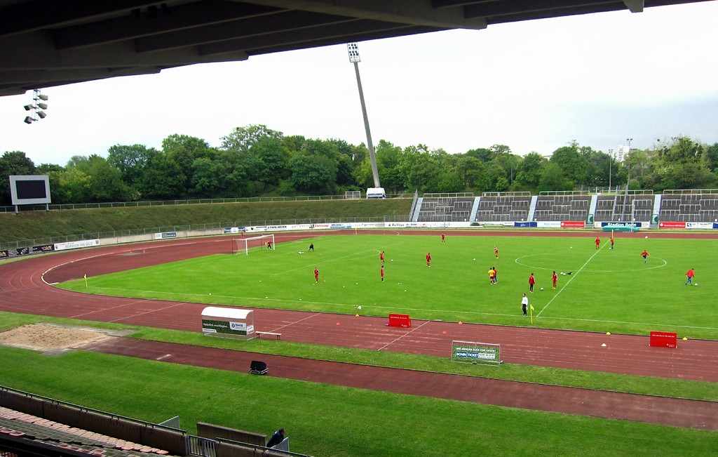 Nördlicher Teil des Sportstadions im Bonner Sportpark Nord von der Westtribüne aus gesehen (2014)