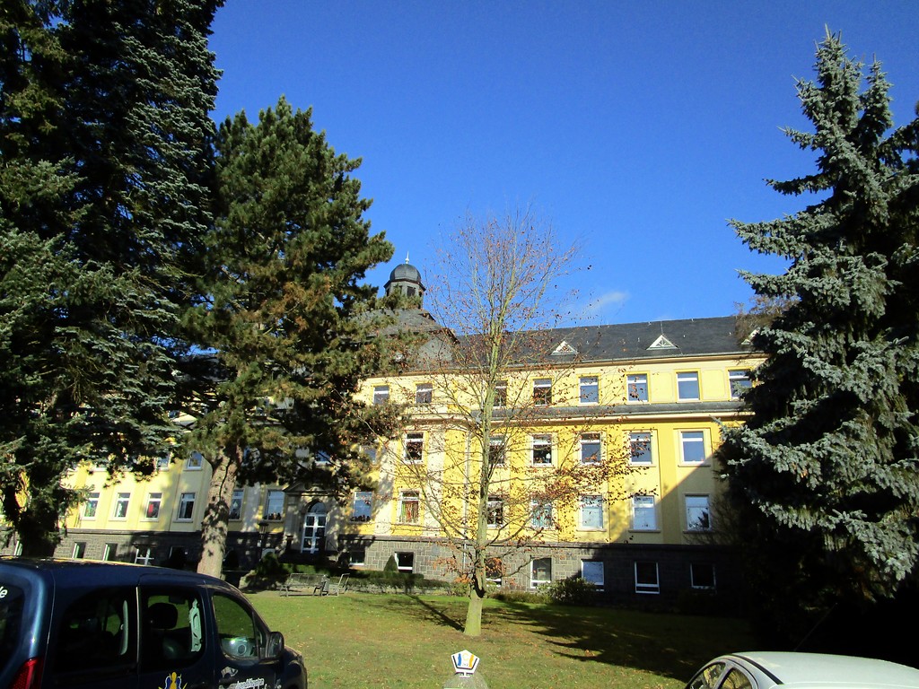 Jugendhilfezentrum Bernardshof bei Mayen, Teilansicht des Hauptgebäudes (2015)