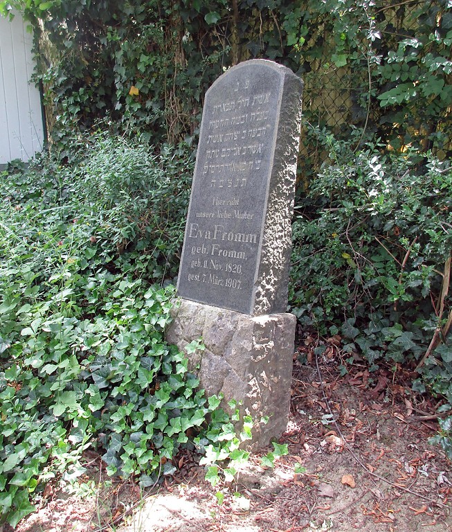 Grabstein der Eva Fromm auf dem vorderen Gräberfeld auf dem jüdischen Friedhof Trierbachweg in Gürzenich (2017)