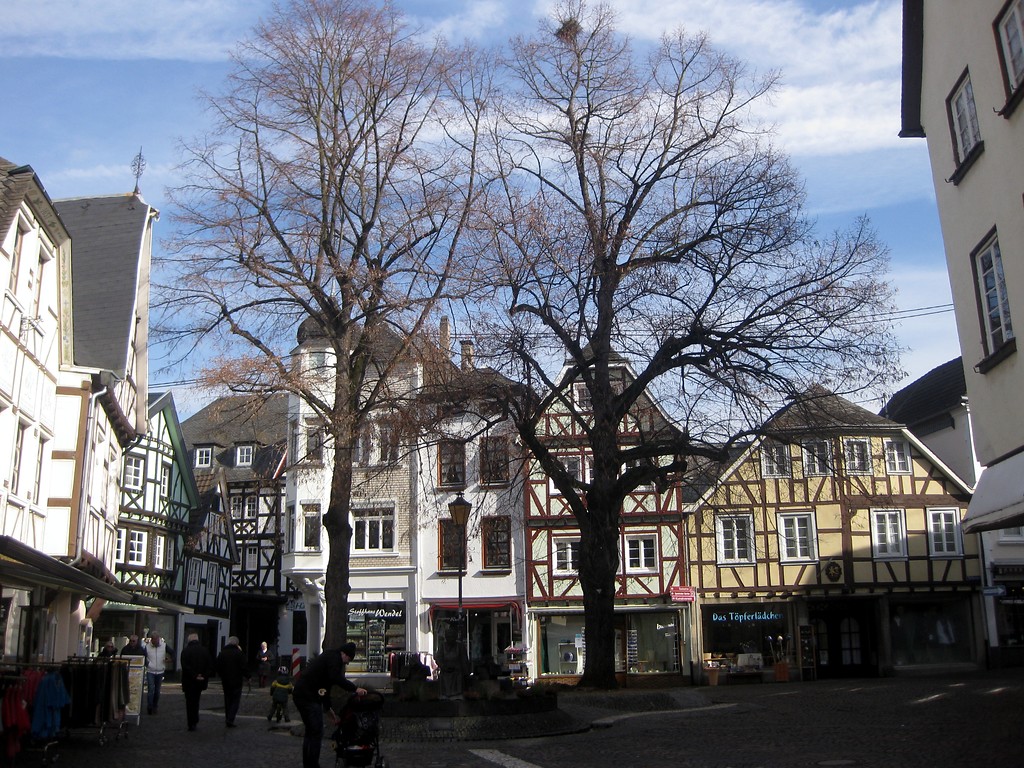 Der Marktplatz "Buttermarkt" im historischen Stadtzentrum von Linz am Rhein (2015).