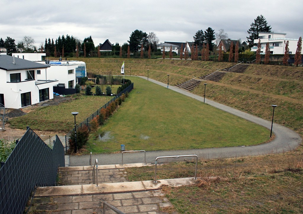 Vom Standort der ehemaligen Nordkurve des Bökelbergstadions bietet sich der Blick auf die noch erhaltene Stadionstruktur in Form von Nord-, Haupt- und Südterrasse, auch die Fläche des ehemaligen Spielfeldes ist noch erkennbar (2015).