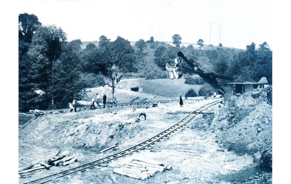 Die Aufnahme um 1948 zeigt die Bauarbeiten zur Sportschule mit Baggern, Feldbahnen und Bauarbeitern.
