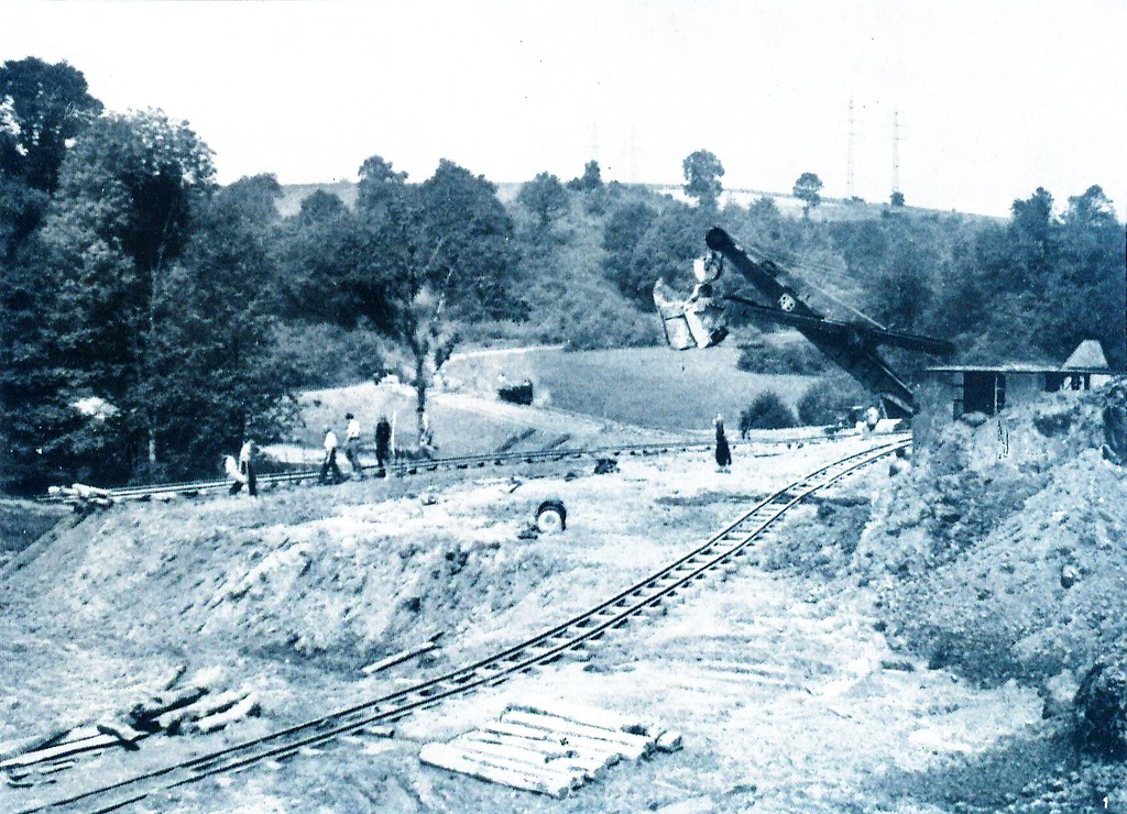 Die Aufnahme um 1948 zeigt die Bauarbeiten zur Sportschule mit Baggern, Feldbahnen und Bauarbeitern.