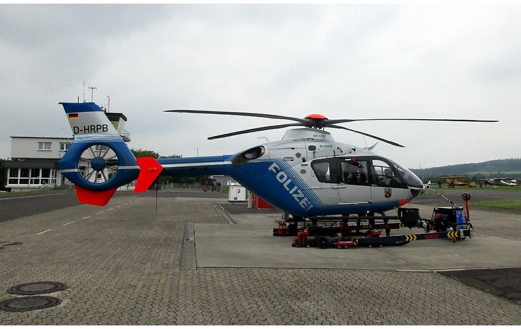 Der Flugplatz Koblenz-Winningen ist auch Sitz der Polizeihubschrauberstaffel Rheinland-Pfalz, im Bild der Polizeihubschrauber "Sperber" D-HRPB vom Typ Eurocopter EC 135 (2016).