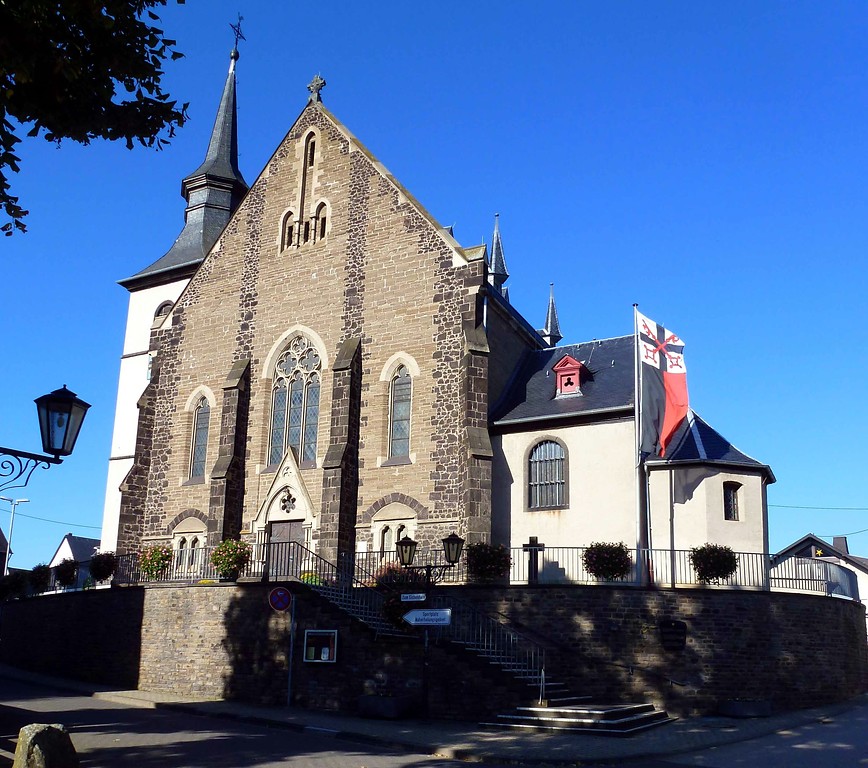 Südansicht der Katholischen Pfarrkirche "St. Lubentius" in Andernach-Kell (2014)