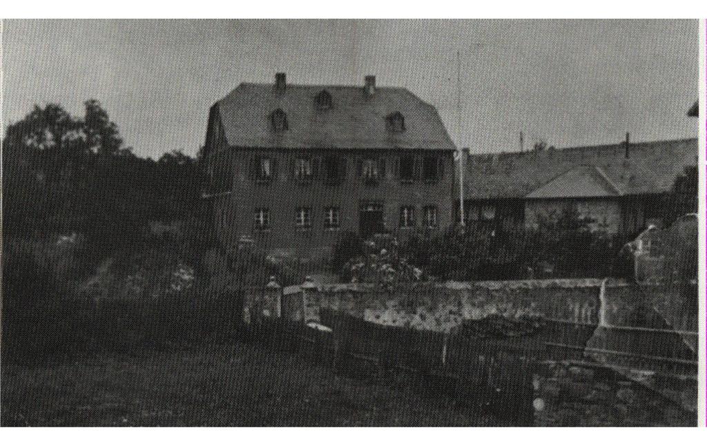 Historische Aufnahme des alten Kelberger Pfarrheims St. Josef mit dem ehemaligen Wirtschaftsgebäude (vor 1927).