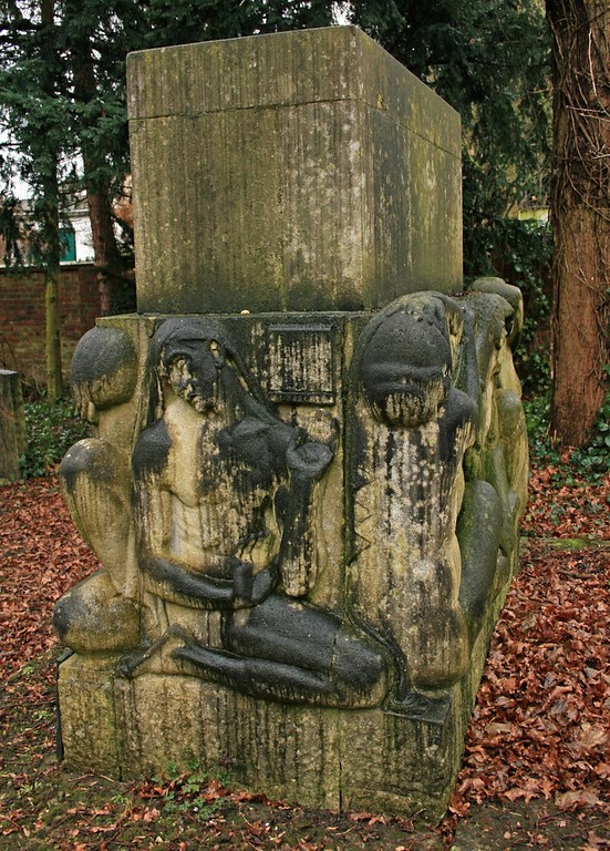Östliche Seite des durch den deutsch-jüdischen Bildhauer Benno Elkan (1877-1960) geschaffenen Grabdenkmals (Großstein) der Familie Ludwig Hans Wettendorf auf dem jüdischen Friedhof Roßweide in Wickrath (2015)