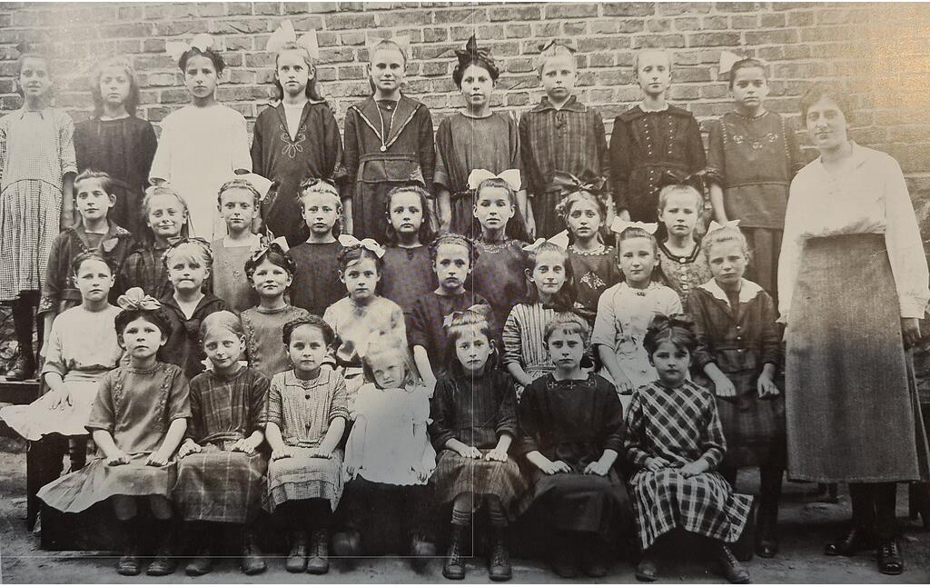 Klassenfoto der Mädchenklasse der Volksschule Dattenberg mit der Lehrerin Fräulein Ebach (1920).