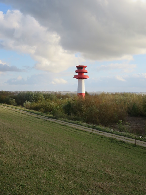 Unmittelbar benachbart zum Leuchtturm Hollerwettern steht im Deichvorland der Elbe die 1982 in Dienst gestellte automatische Richtfeueranlage (2018).