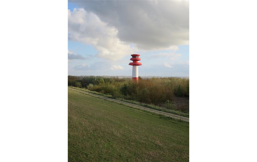 Unmittelbar benachbart zum Leuchtturm Hollerwettern steht im Deichvorland der Elbe die 1982 in Dienst gestellte automatische Richtfeueranlage (2018).