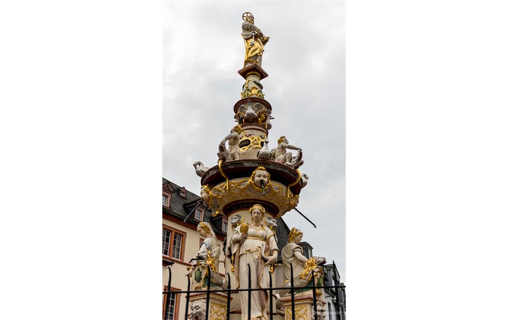 Der im Jahr 1595 als Ersatz für einen gotischen Vorgänger gestiftete Petrusbrunnen auf dem Hauptmarkt in Trier (2022).
