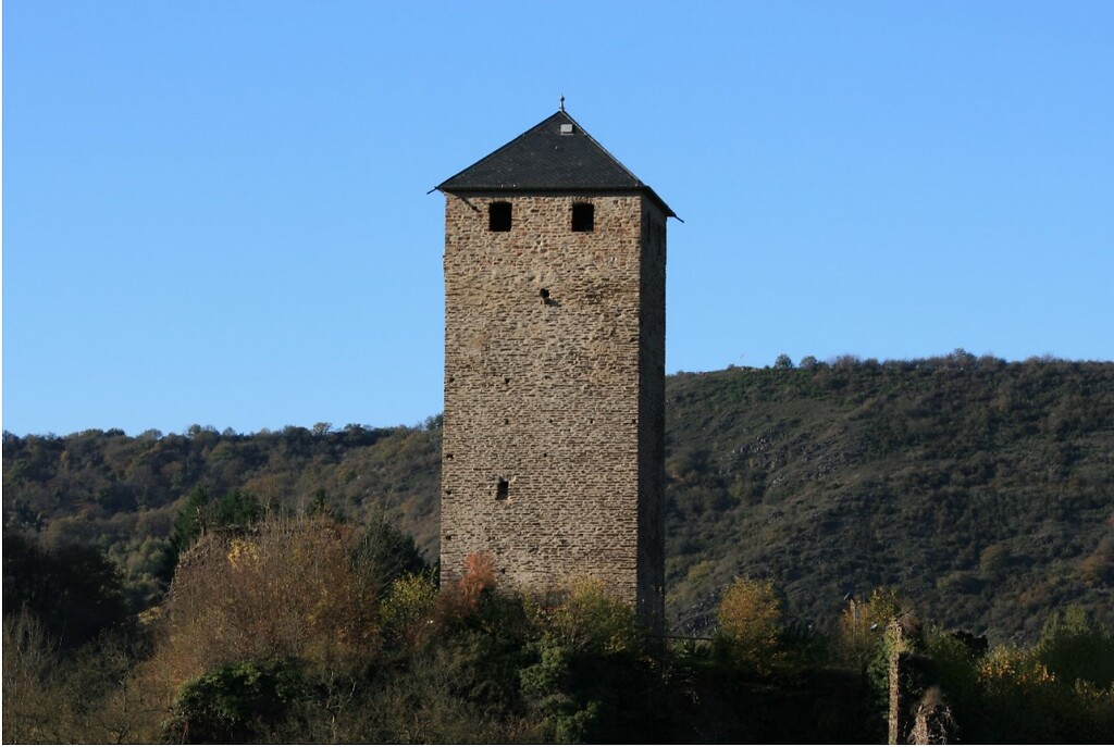 Bergfried der Burg Treis, Südostansicht (2022)