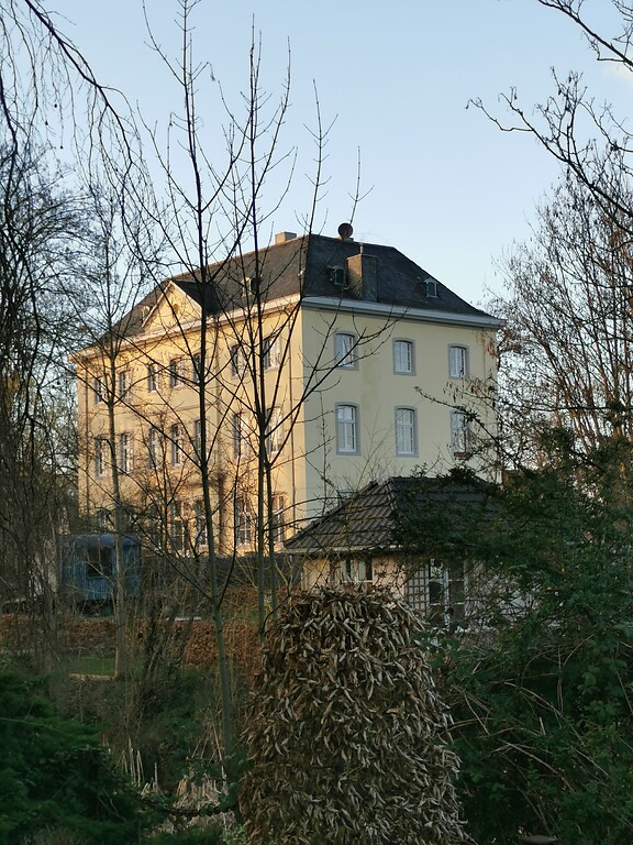Blick auf das 1770 errichtete Herrenhaus mit Wassergraben Graue Burg in Bornheim-Sechtem (2021).
