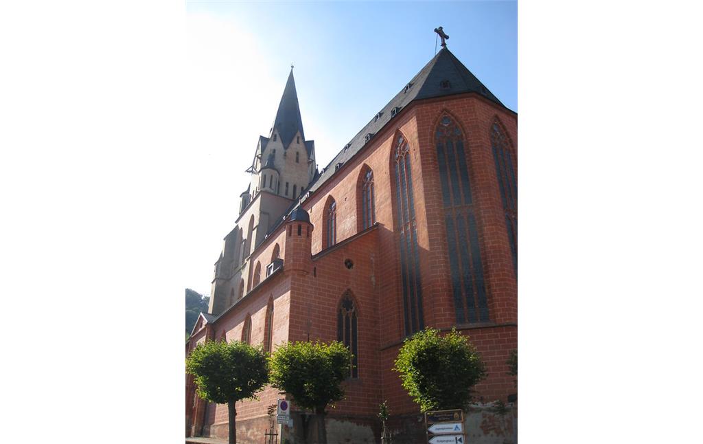 Liebfrauenkirche in Oberwesel (2016): dem Fehlen von seitlichen Stützpfeilern sowie einem Querhaus und dem Verzicht auf Schmuckformen, ist die Liebfrauenkirche ein herausragendes Beispiel einer alternativen Gotik.