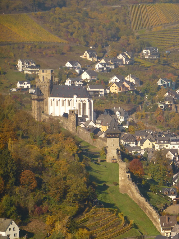 Luftaufnahme der Stadtbefestigung von Oberwesel (2016) - Die Stadtbefestigung wurde zwischen 1220 und 1250 gebaut.