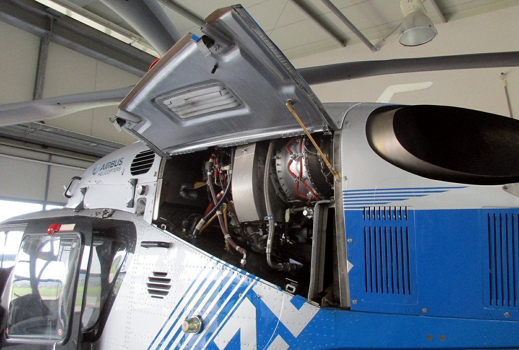 Eines der zwei Turbinentriebwerke "Pratt & Whitney PW 206 B2" mit jeweils 609 kW eines Hubschraubers vom Typ Eurocopter EC 135 "Sperber" D-HRPA der Polizeihubschrauberstaffel Rheinland-Pfalz (2016).