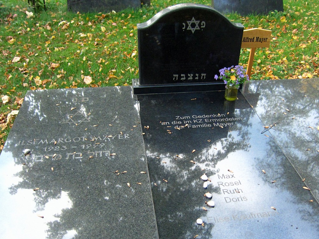 Das Grabmal der Familie Mayer auf dem Judenfriedhof am Bertzweg in Willich-Schiefbahn (2013)