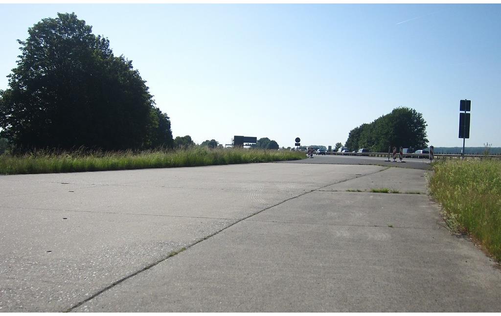 Von Süden her kommende Zufahrt auf eine Abstellfläche neben der Bundesautobahn A 61 am Meckenheimer Kreuz (2015). Dieses Autobahnstück konnte in kurzer Zeit in einen militärischen Flugplatz (Autobahn-Notlandeplatz / Behelfsflugplatz) umgewandelt werden.