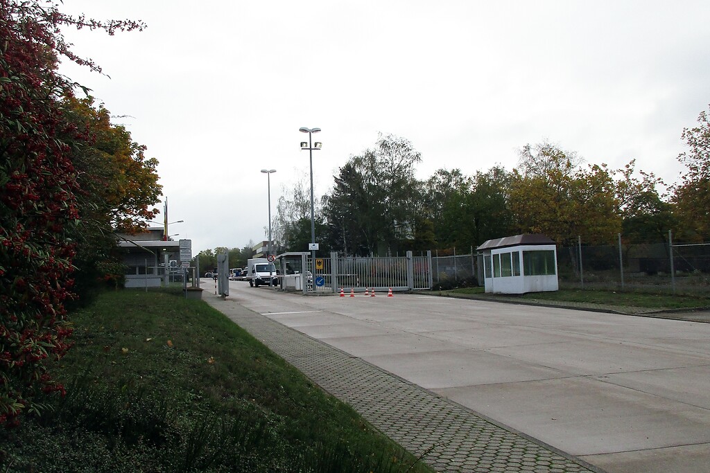 Die Einfahrt zur Wehrtechnischen Dienststelle WTD 41 oberhalb des Avelertals in Trier (2020).