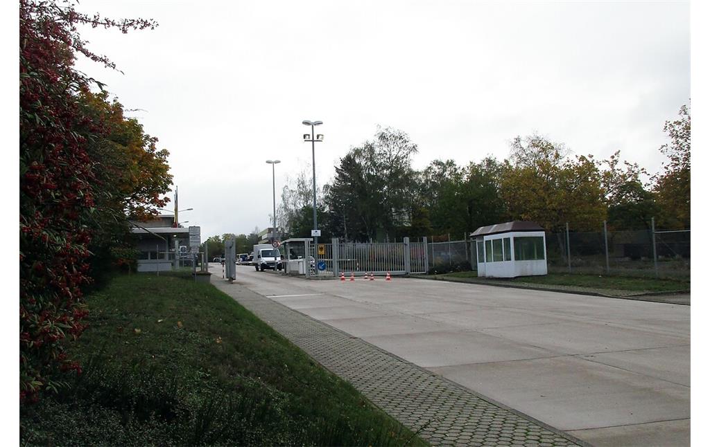 Die Einfahrt zur Wehrtechnischen Dienststelle WTD 41 oberhalb des Avelertals in Trier (2020).