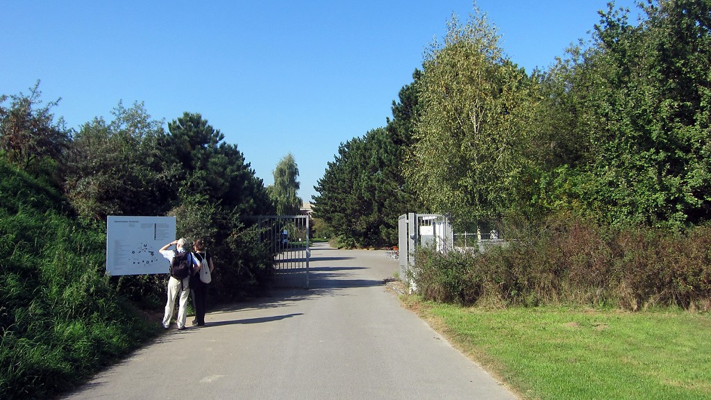Blick auf den Eingang/Ausgang des Geländes der Langen Foundation in der Nähe des Parkplatzes (2014)