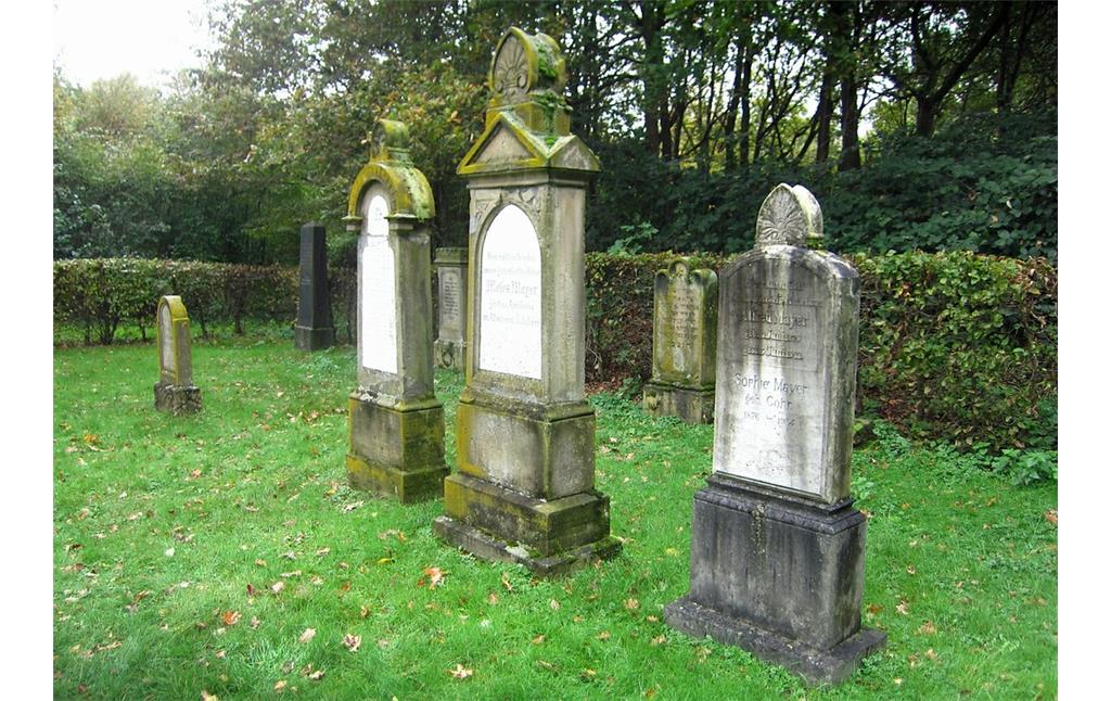 Grabmale auf dem jüdischen Friedhof an der Uerdinger Straße in Meerbusch-Lank-Latum (2014).