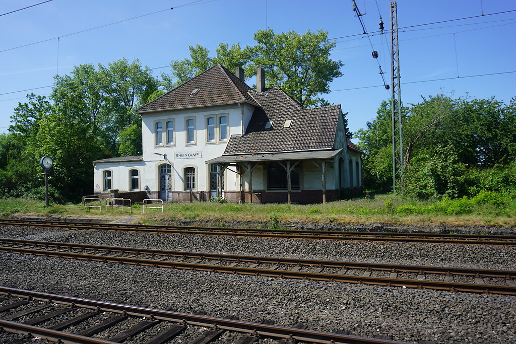 Empfangsgebäude Bahnhof Rheinkamp, Ansicht von der Gleisseite (2020)