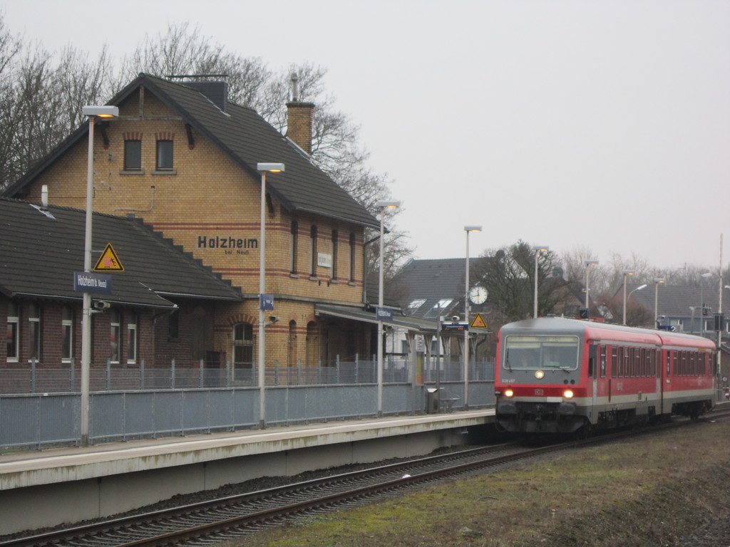 Empfangsgebäude des Bahnhofes Holzheim, von der Bahnseite aus gesehen. Abfahrbereit steht Triebwagen 628 497-9 (2012)