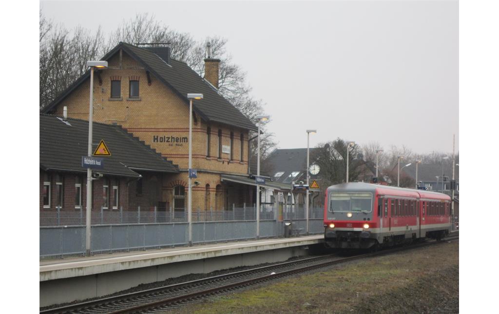 Empfangsgebäude des Bahnhofes Holzheim, von der Bahnseite aus gesehen. Abfahrbereit steht Triebwagen 628 497-9 (2012)
