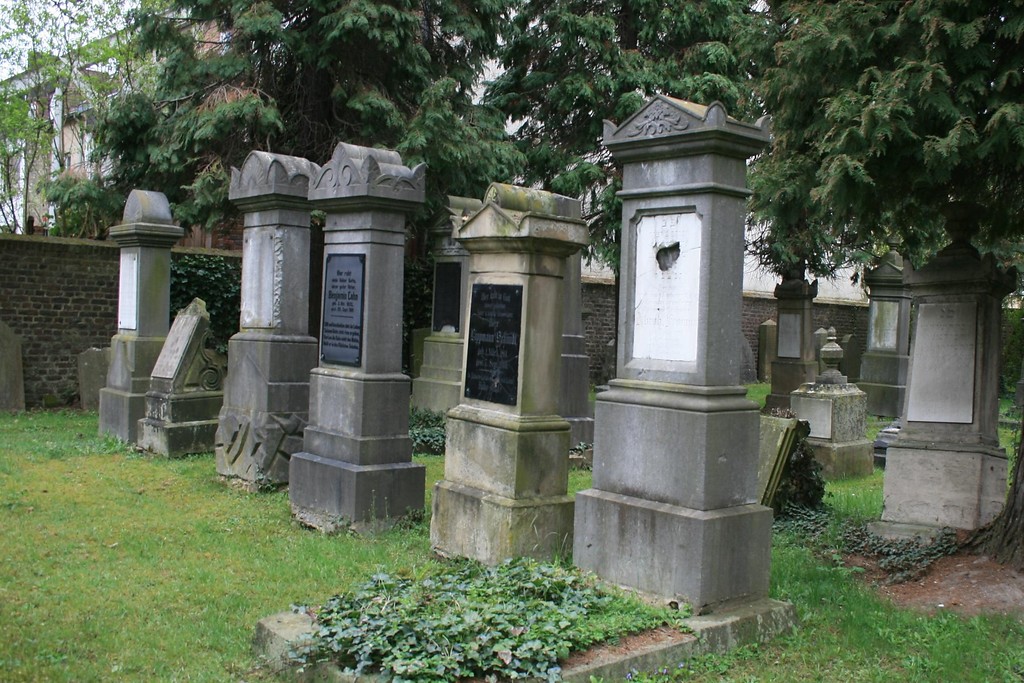 Grabsteinreihen auf dem jüdischen Friedhof Binsfelder Straße in Düren (2010).