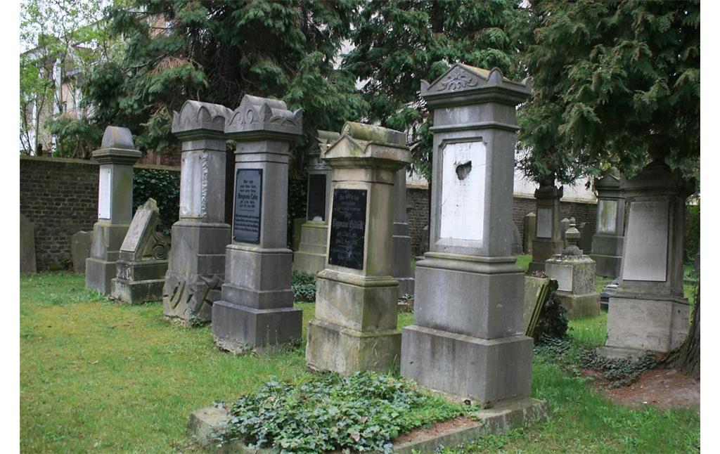 Grabsteinreihen auf dem jüdischen Friedhof Binsfelder Straße in Düren (2010).