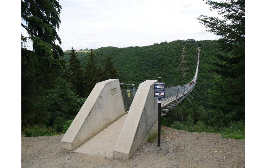 Brückenkopf der Fußgänger-Hängeseilbrücke Geierlay (2018)