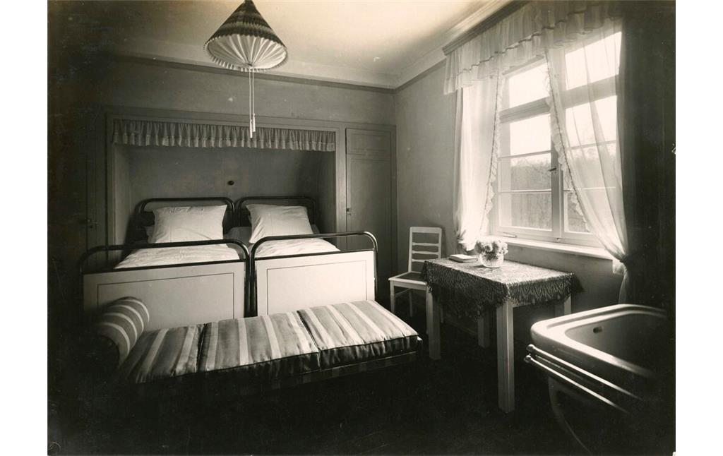 Historische Fotografie mit einem Blick in ein Hotelzimmer (Doppelzimmer) des Berghotels Rittersturz Koblenz (um 1930)