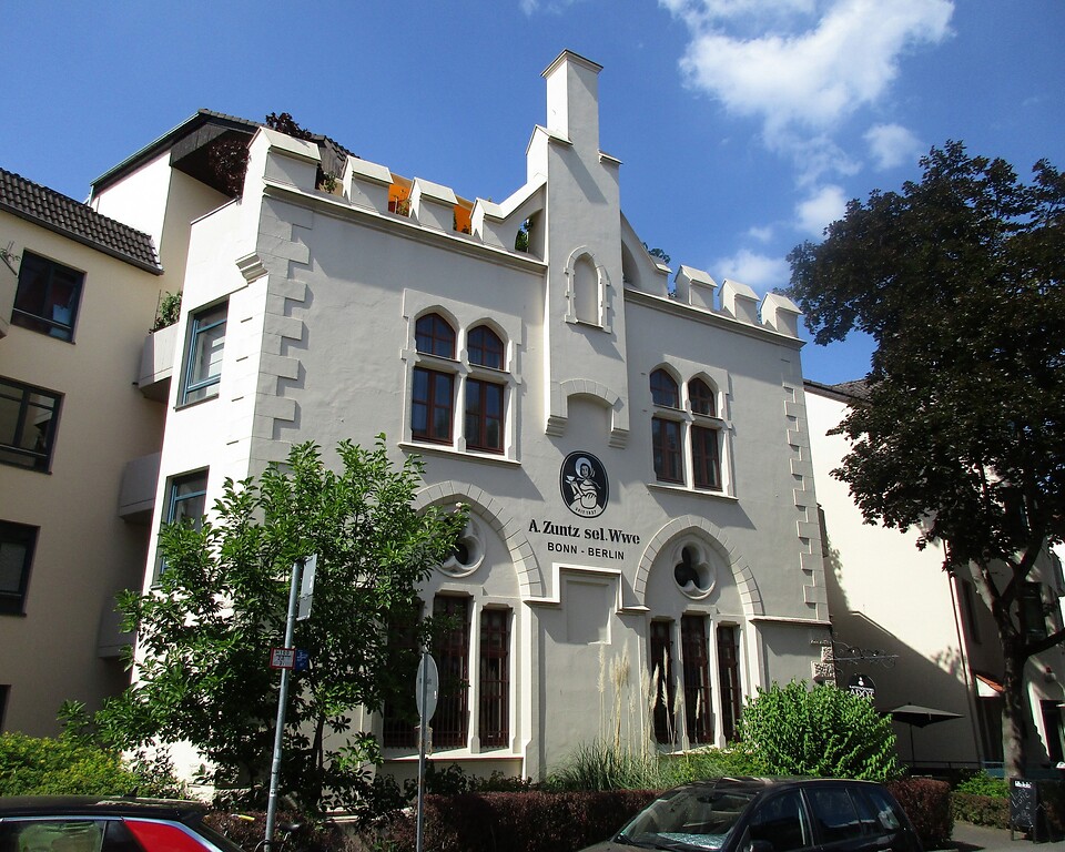 Die noch erhaltene Fassade der einstigen Kaffeerösterei Zuntz ("A. Zuntz sel. Wwe.") mit dem Firmenlogo der "Dame mit dem Schutenhut" in der Königstraße in der Bonner Südstadt (2022).