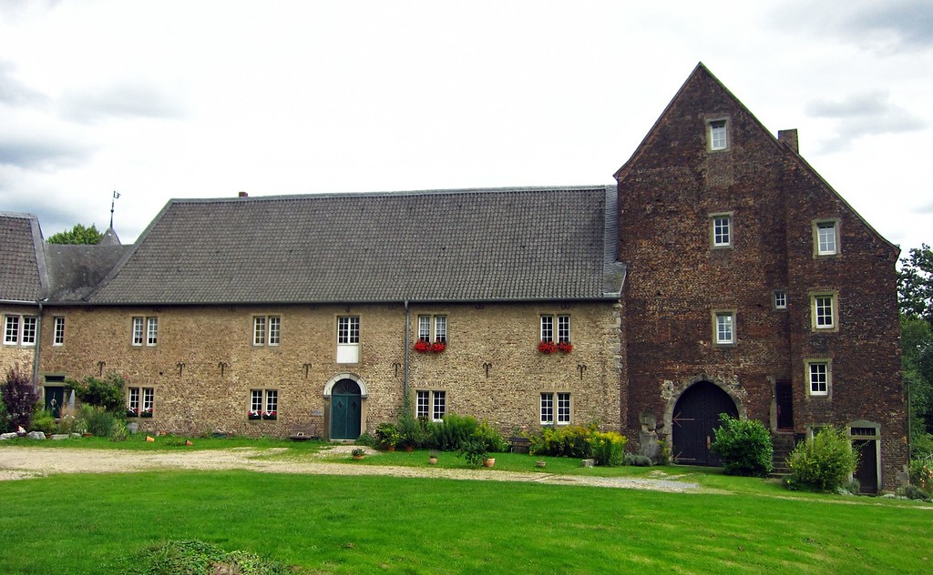 Die Hofgebäude der Schlossanlage in Hülchrath von Westen her gesehen (2014)
