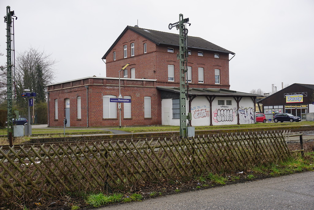 Bahnhof Mönchengladbach-Rheindahlen (2018). Empfangsgebäude, Gleisseite.