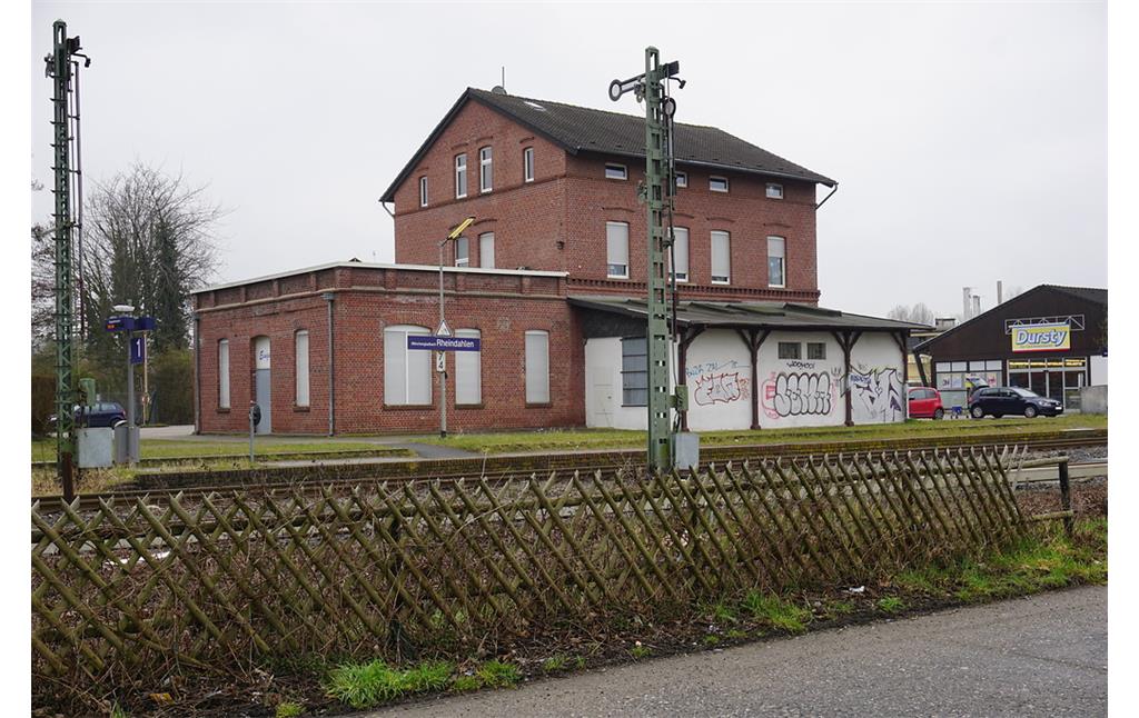 Bahnhof Mönchengladbach-Rheindahlen (2018). Empfangsgebäude, Gleisseite.