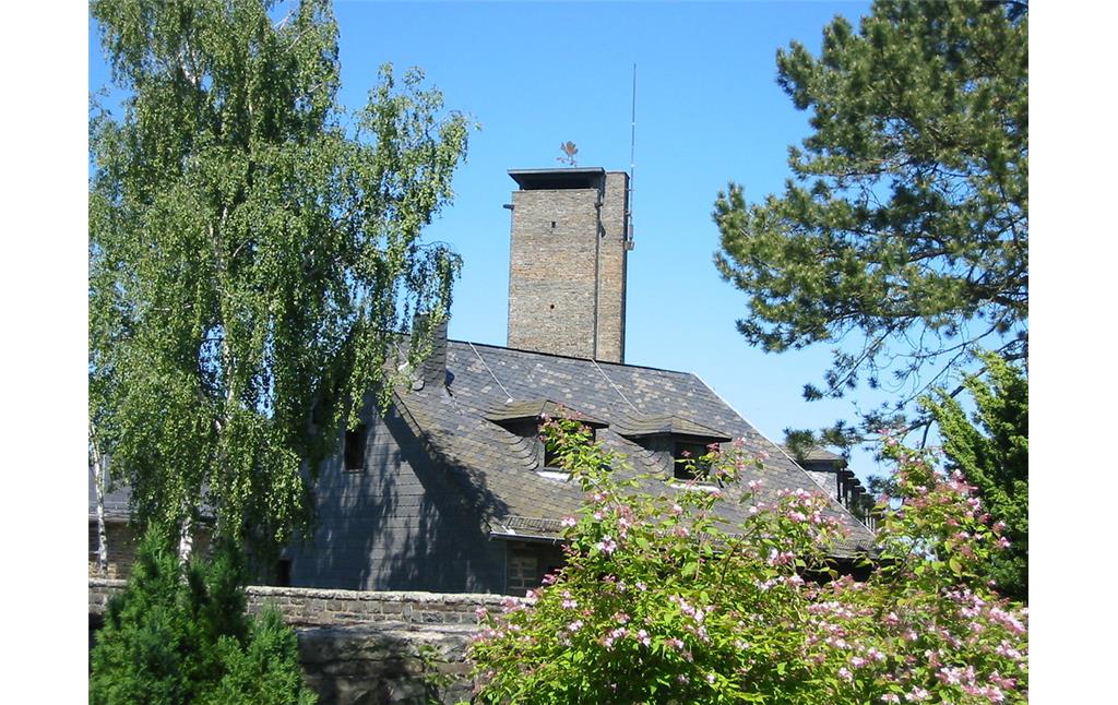 Ein Gebäude und der zentrale Turm der "NS-Ordensburg Vogelsang" oberhalb der Urfttalsperre bei Schleiden (2006).