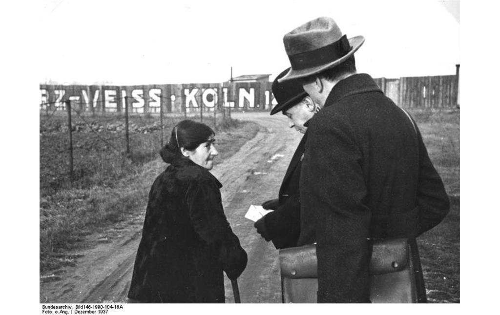 Historische Aufnahme (Dezember 1937): Eine Razzia im Internierungslager für Sinti und Roma in Köln-Bickendorf, dem so genannten "Schwarz-Weiß-Platz".
