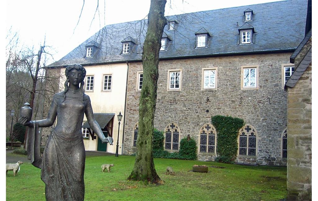 Der Ostflügel - heute Sitz des Pfarramts - des ehemaligen Kreuzherrenklosters Sankt Maria Magdalena in Wuppertal-Beyenburg (2014).