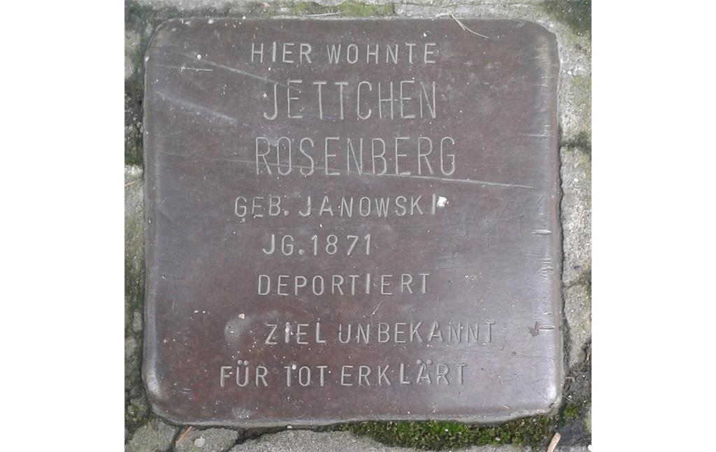 Ein Stolperstein an der Mülheimer Freiheit 8 in Köln erinnert an die 1871 geborene Jettchen Rosenberg, die hier einst wohnte und vermutlich während der NS-Herrschaft ermordet wurde (2015).