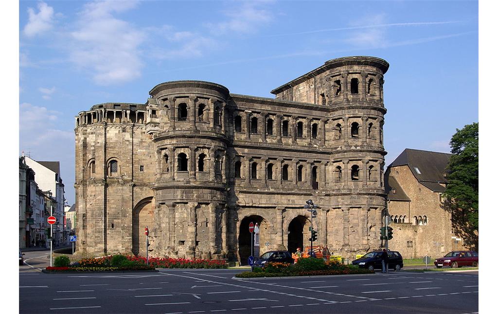 Die stadtäußere Feldseite des Trierer Römertors "Porta Nigra", des besterhaltenen römischen Bauwerks nördlich der Alpen (2008). Links im Bild der spätere Choranbau, rechts ein Klostergebäude des Simeonstifts.