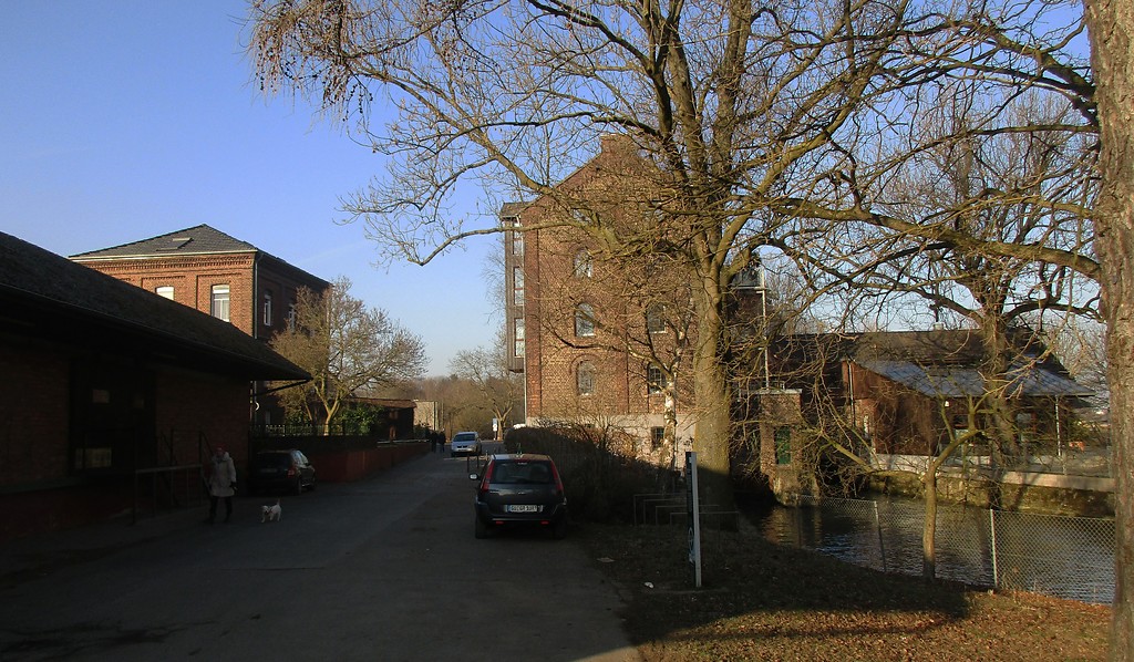 Mühlengraben und Gebäude der Eschmarer Mühle bei Troisdorf-Eschmar (2017).