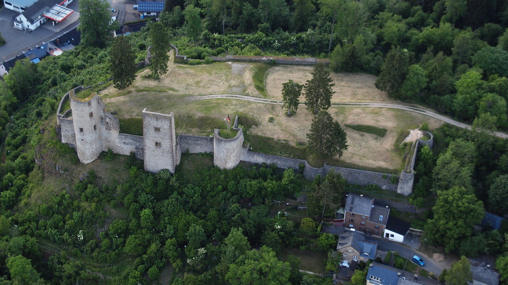 Luftaufnahme der Burgruine Schönecken, Ansicht von Süden her (2015)
