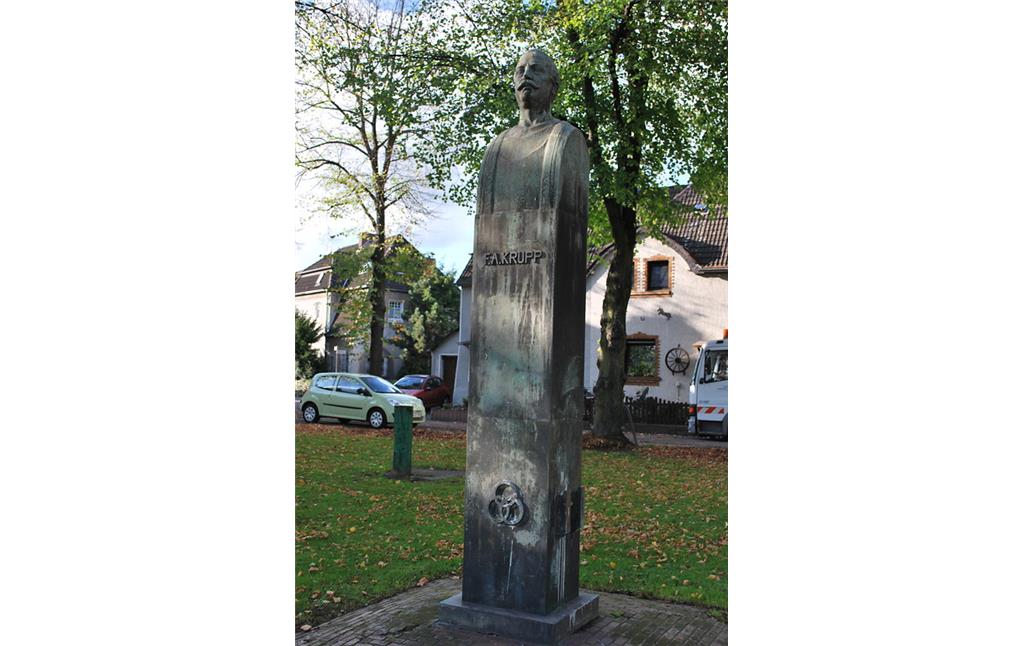 Krupp-Platz mit Denkmal Friedrich Alfred Krupps in Duisburg-Rheinhausen (2013)