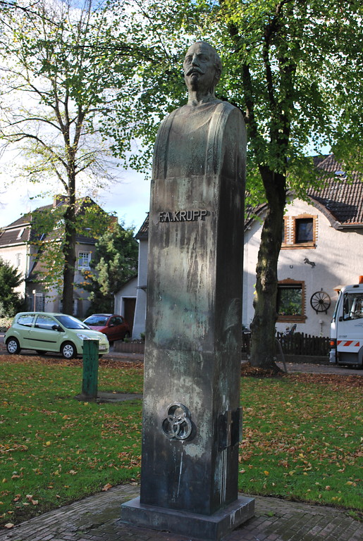 Krupp-Platz mit Denkmal Friedrich Alfred Krupps in Duisburg-Rheinhausen (2013)