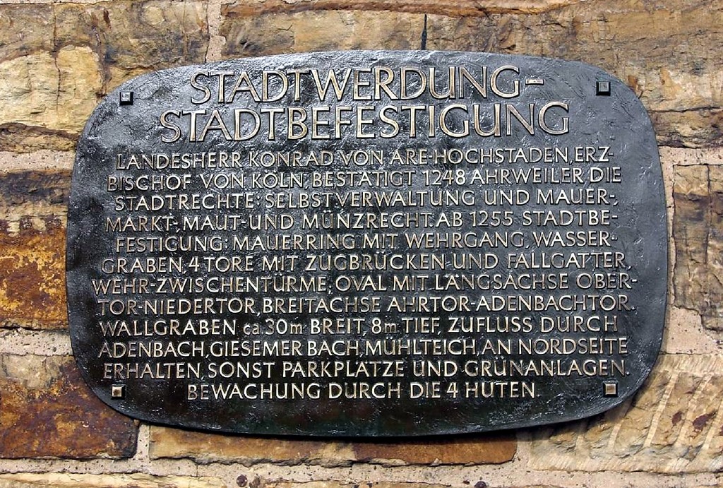An der Ahrweiler Stadtmauer angebrachte Inschriftentafel zur Stadtwerdung und Stadtbefestigung von Ahrweiler (2014).
