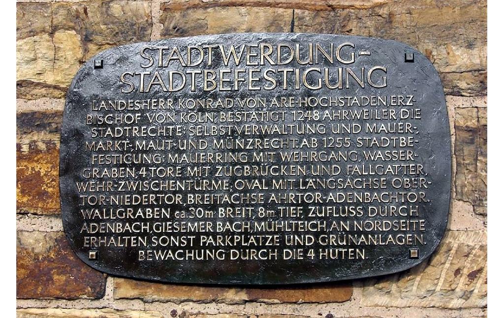 An der Ahrweiler Stadtmauer angebrachte Inschriftentafel zur Stadtwerdung und Stadtbefestigung von Ahrweiler (2014).