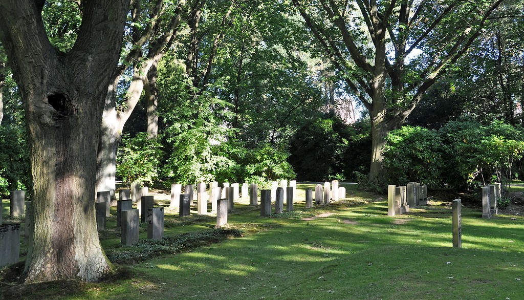 Gräberreihen auf dem neuen jüdischen Friedhof auf dem Duisburger Waldfriedhof (2016).