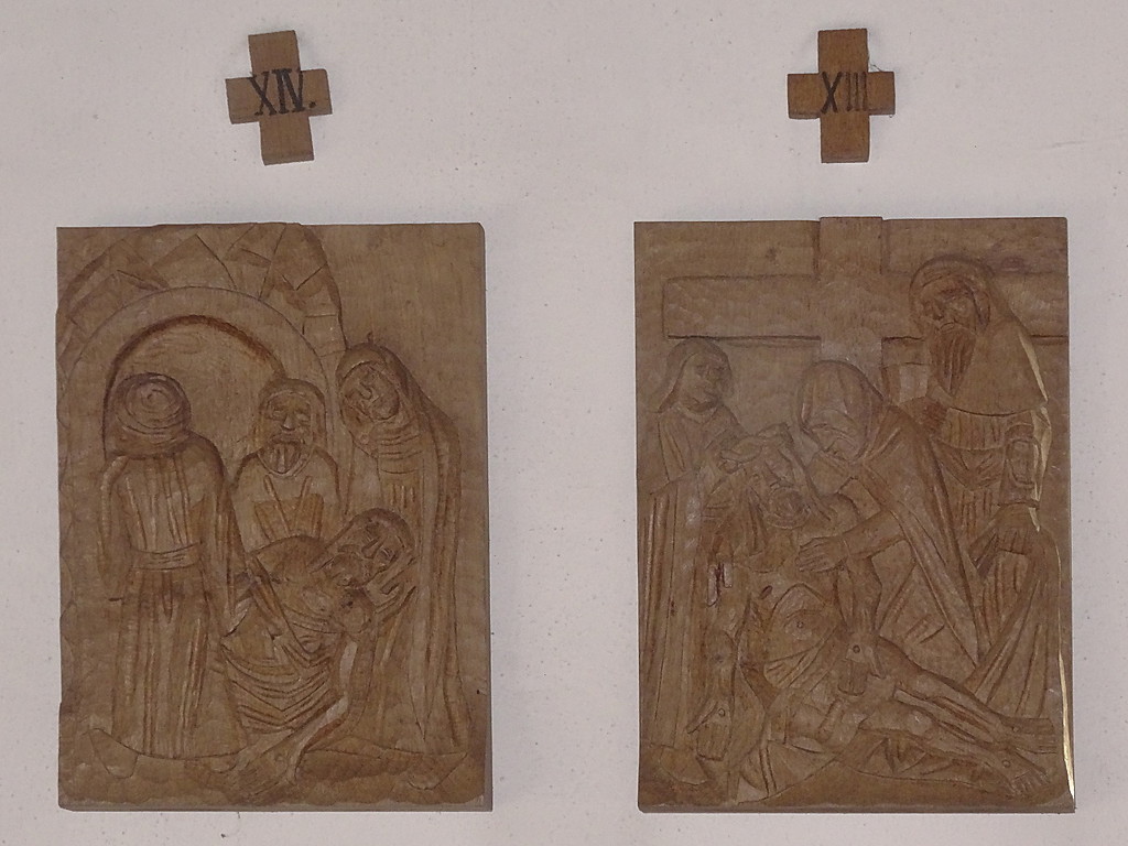 Kreuzwegszenen 13 und 14 des Bildschnitzers Josef Janssen von 1992 in der Kapelle Sankt Dionysius in Waldorf (2018).